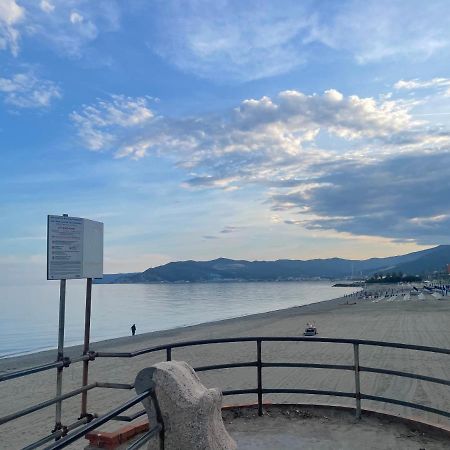 Due Passi Dal Mare Hotel ซาโวนา ภายนอก รูปภาพ