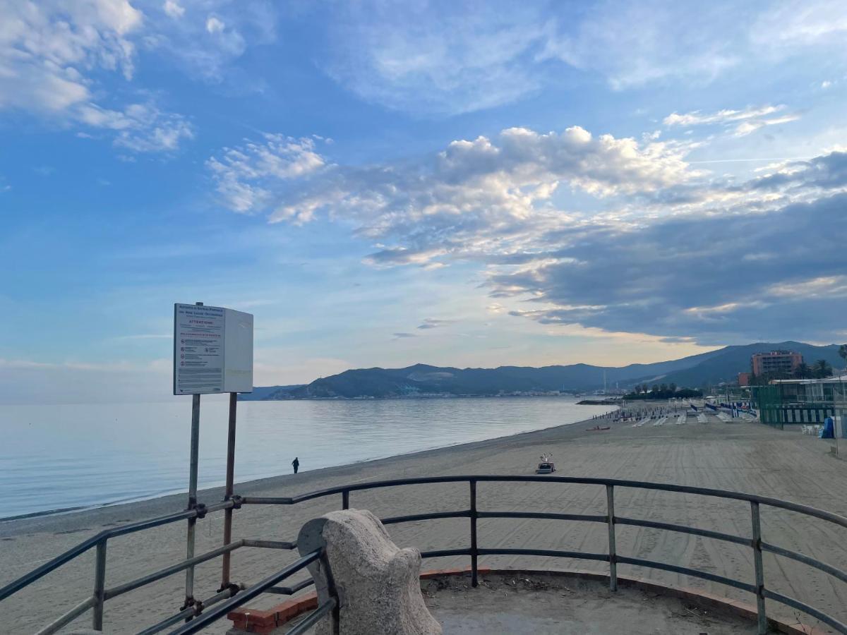 Due Passi Dal Mare Hotel ซาโวนา ภายนอก รูปภาพ